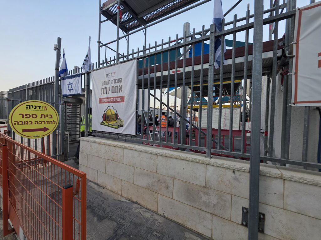 הסעות עובדים זרים במיניבוס מאורגן לבית ספר עבודה בגובה